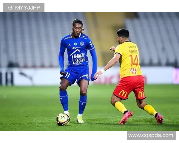 卡昂主场迎战格勒诺布尔争夺法乙联赛关键三分之战